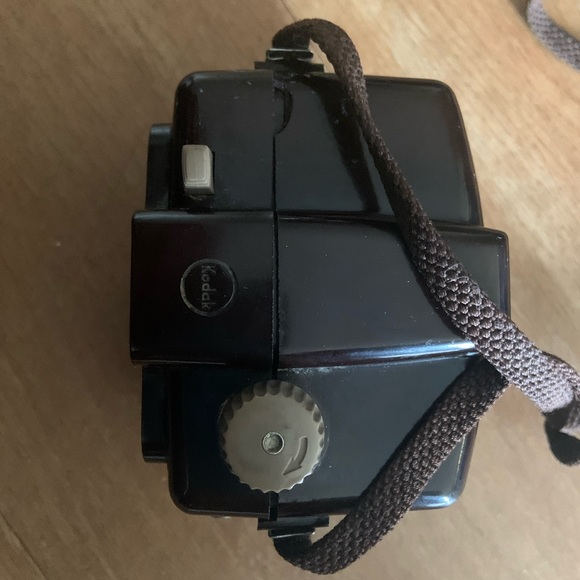 Kodak Holiday Flash Brownie Camera takes 127 Film.For collector showcasing. - Picture 6 of 15